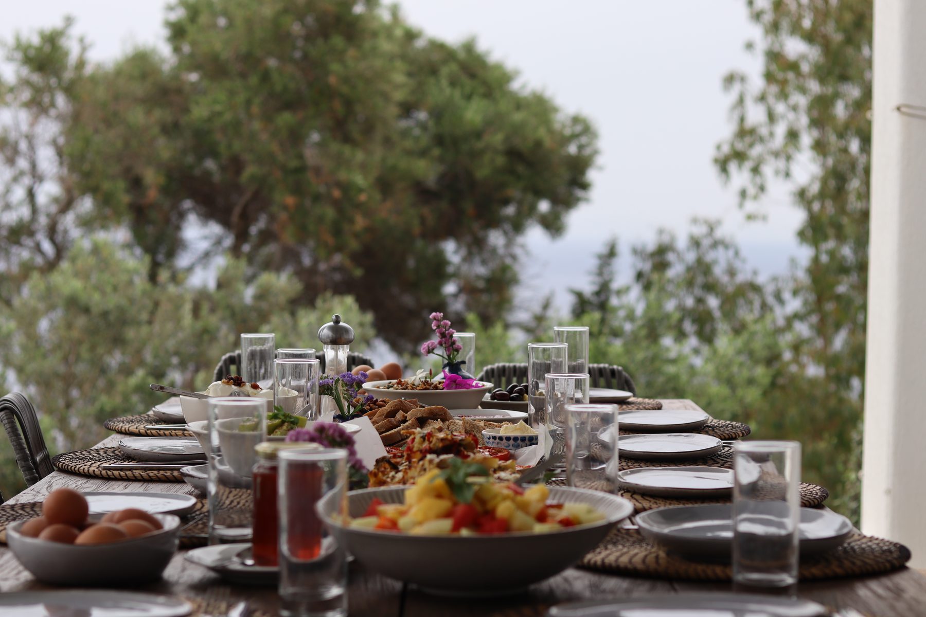 Long-table breakfast in the villa garden