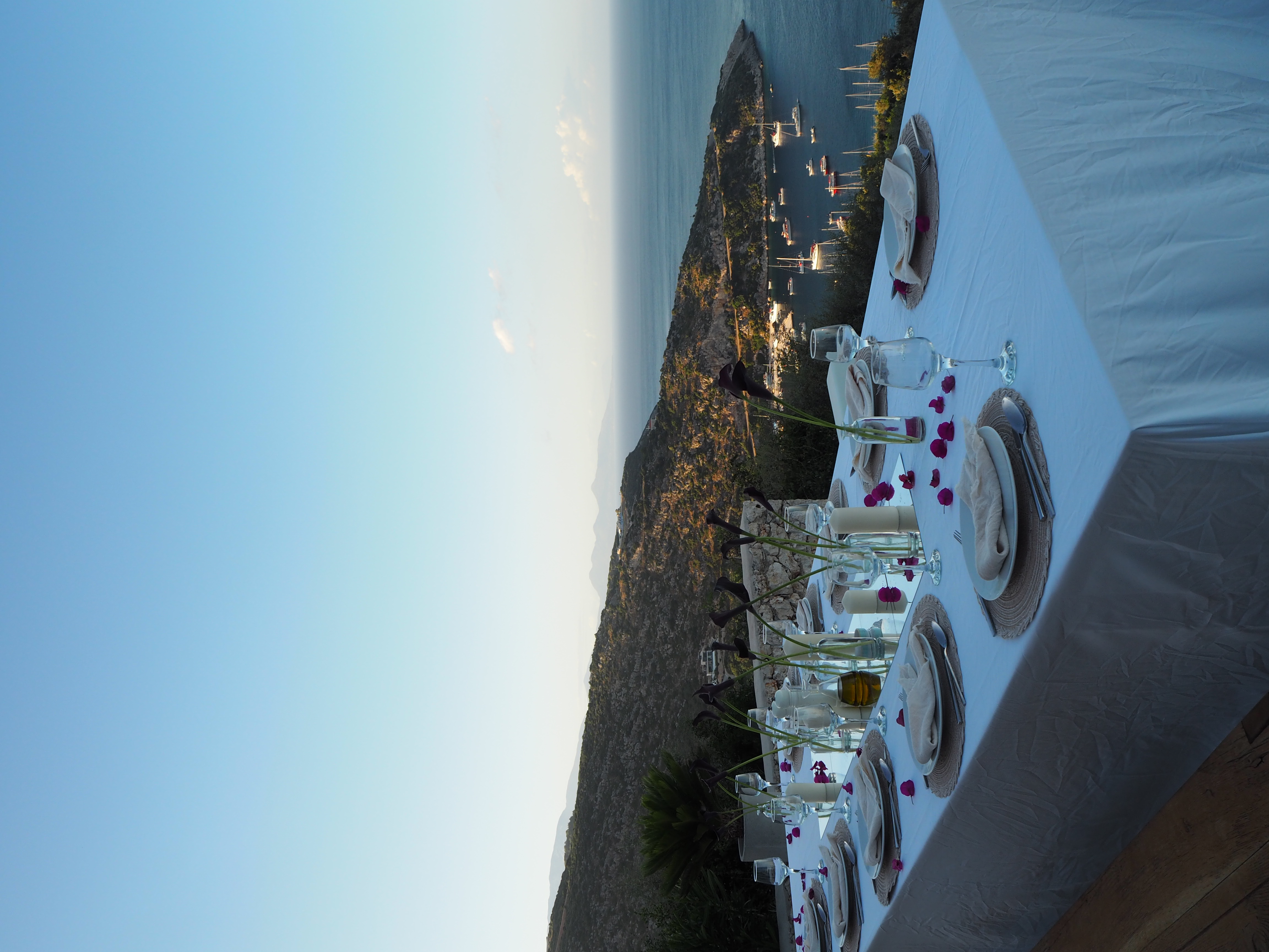 Long-table dinner overlooking the sea